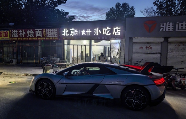 网红车评人韩路驾驶超跑&quot;仰望U9&quot;现身城中村 吃包子被质疑摆拍