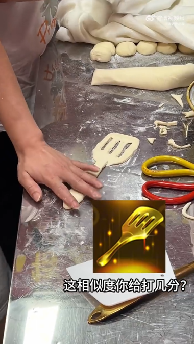 河南老板创意制作&quot;金铲铲&quot;烧饼 跨界联动手游《金铲铲之战》引热议
