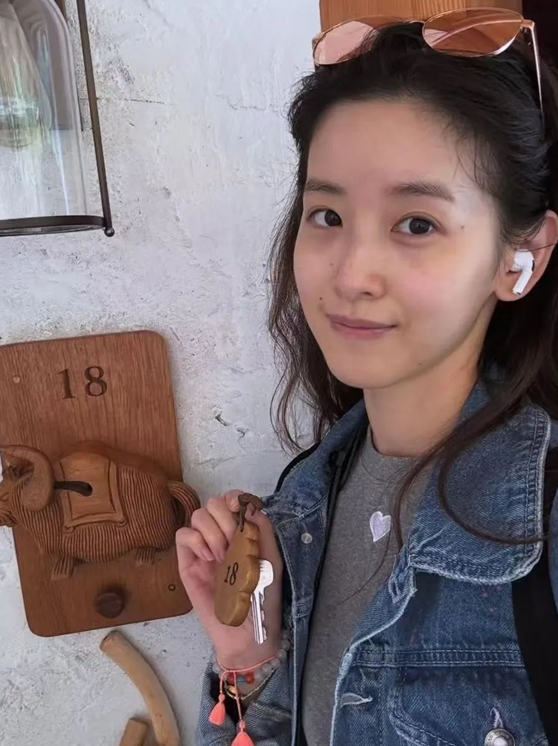 章泽天晒旅行素颜照 自然清新状态佳