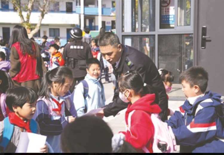 贵溪多部门联合开展校园周边“清烟”行动